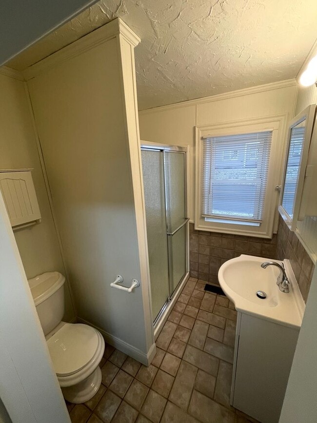 Building Photo - 5 Bedroom Available NOW