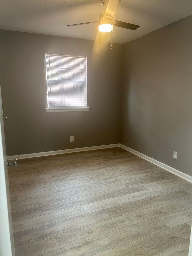 Building Photo - 405 Lindenhurst Dr