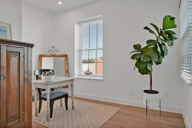 Building Photo - 1015 Grand St