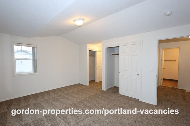 Building Photo - SE 73rd Ave - 3 bedroom townhouse in Mt Scott-Arleta neighborhood