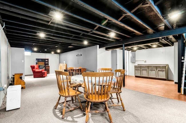 Building Photo - Charming Madison Heights Home with Garage and Fenced Yard