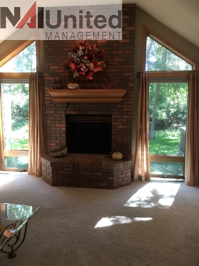 Building Photo - House for Rent 3 BR, 2 bath house, main floor laundry, 2 fireplaces, attached garage, Dakota Dunes