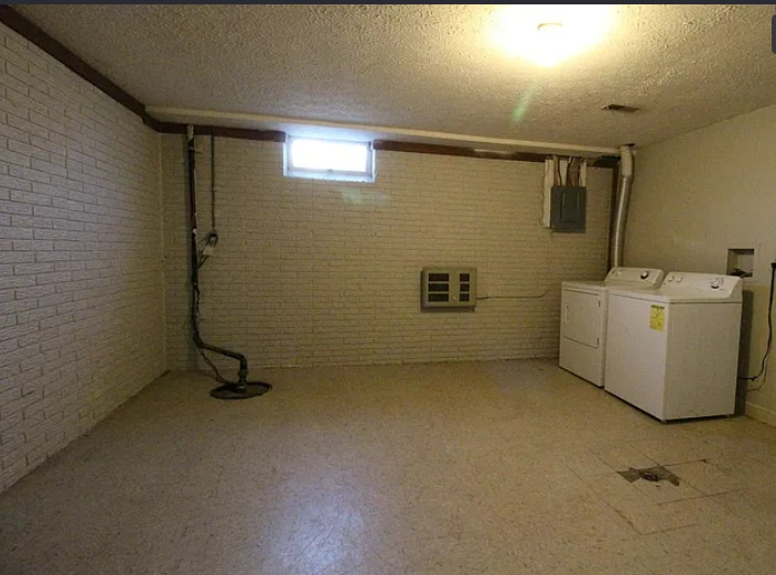 Building Photo - 2649 Sandbury Blvd