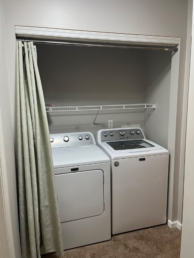 Building Photo - 135 Lake Chateau Dr