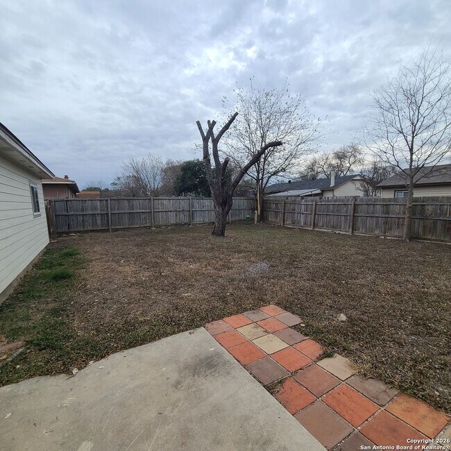 Building Photo - 3 Bedrooms 1 and 1/2 Bath