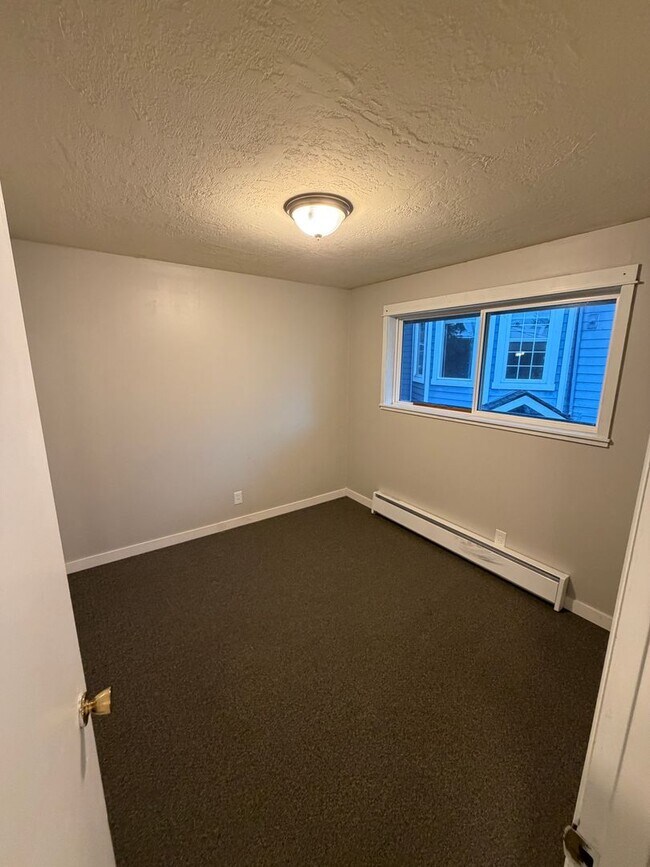 Building Photo - Bright & Comfortable 2-Bedroom Rental- 1/2 Month of rent concession