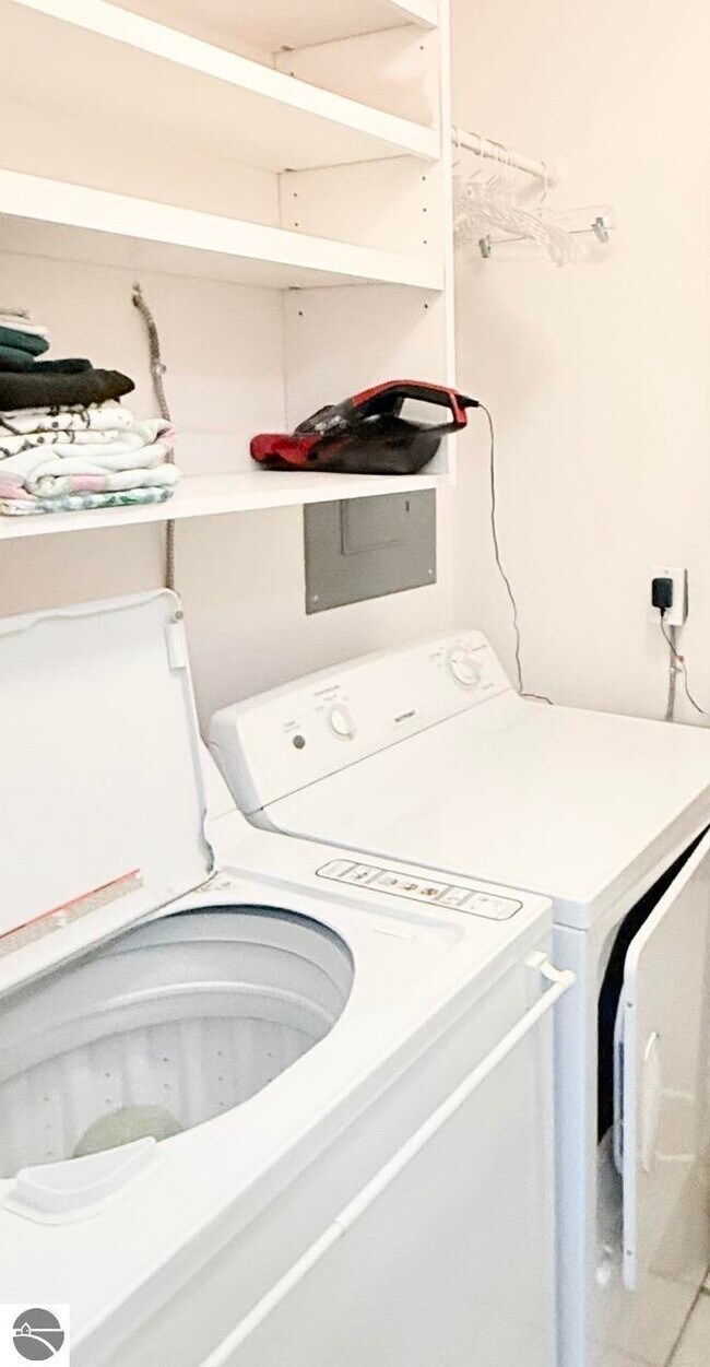 Building Photo - 776 N Yacht Club Dr