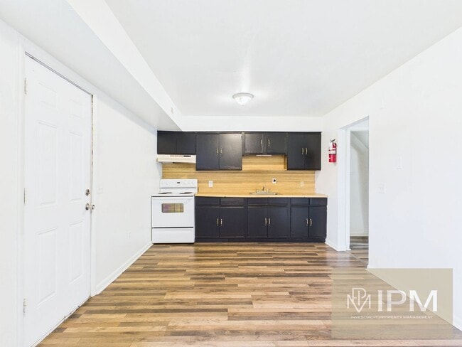 Primary Photo - Available Now! Cozy 3 Bedroom, 1 Bath Town...