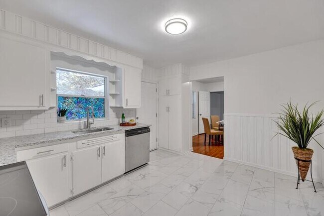 Building Photo - Renovation, MUST SEE!