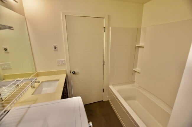 Building Photo - Gorgeous Eastlake Townhome - Stellar Locat...