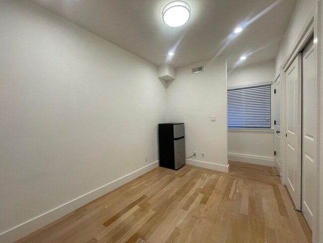 Building Photo - Nice and clean studio proximate to SFSU/SFCC (1st month rent free if qualified)