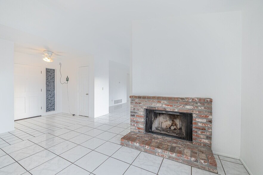 Building Photo - 38659 Angele Trumpet Ct