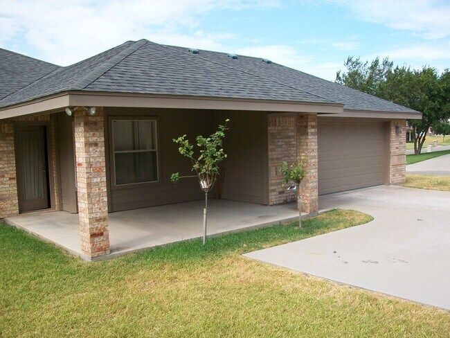 Building Photo - 601 Llama Tr