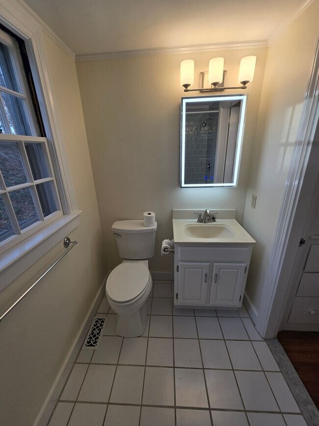 Building Photo - 5 Hillside Ave