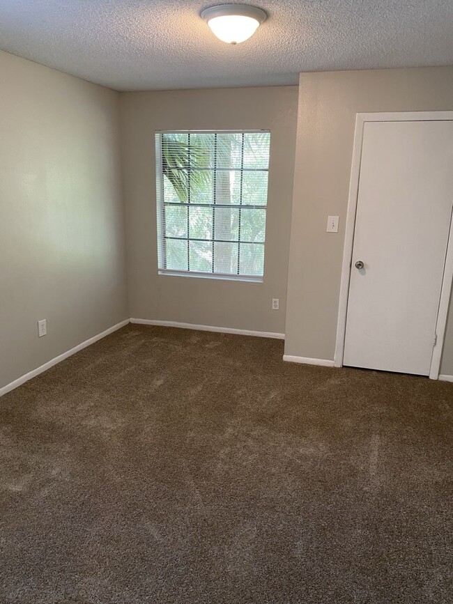 Building Photo - 1 bedroom 1 bath with Fireplace, and washe...