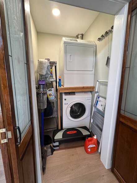 Full sized washer and dryer - 1490 Ash St