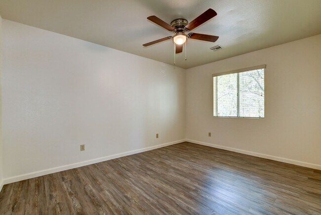 Building Photo - 114 Bradshaw Dr