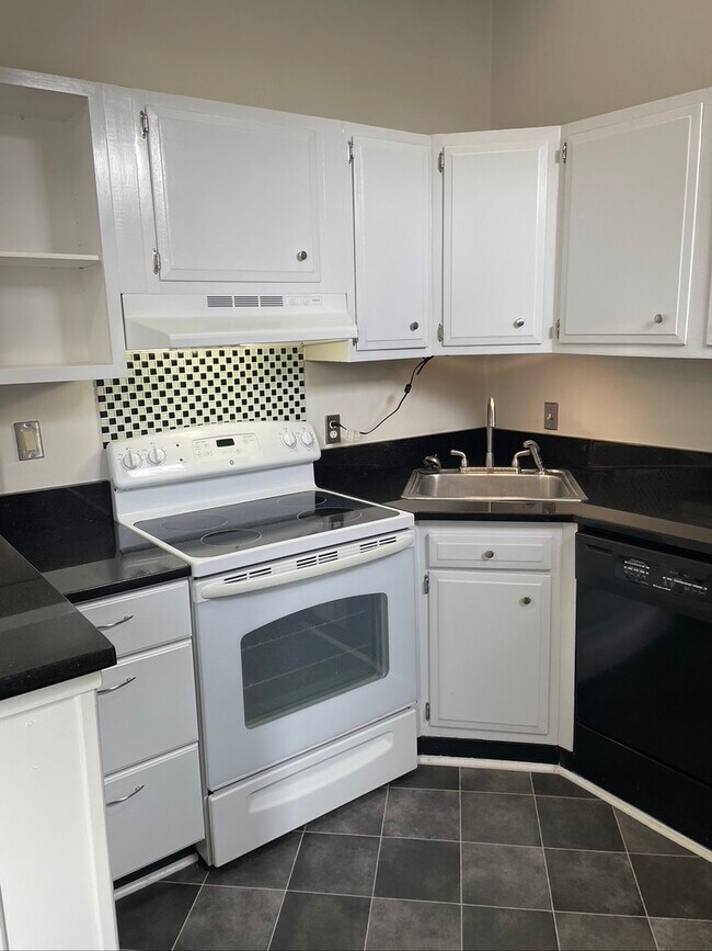 Kitchen Full Size appliances - 2515 W Grace St