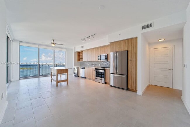 Building Photo - 2150 N Bayshore Dr