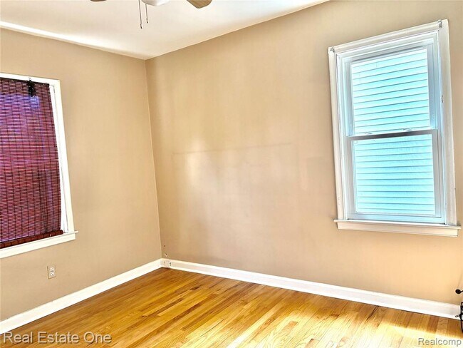 Building Photo - 2027 Brockton Ave