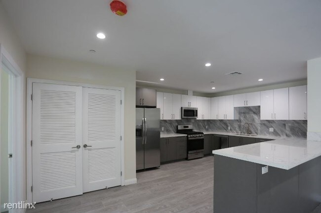 Building Photo - 7140 S La Tijera Blvd
