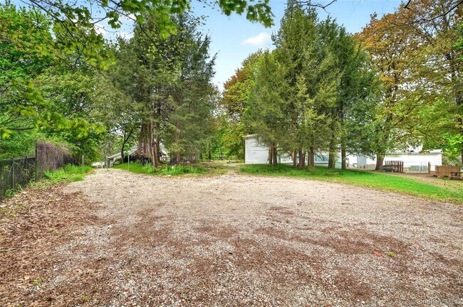 Building Photo - 79 Quaker Hill Rd