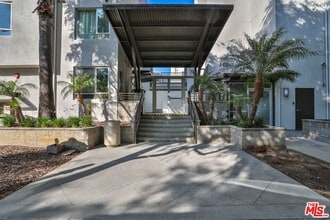 Building Photo - 6400 Crescent Park E