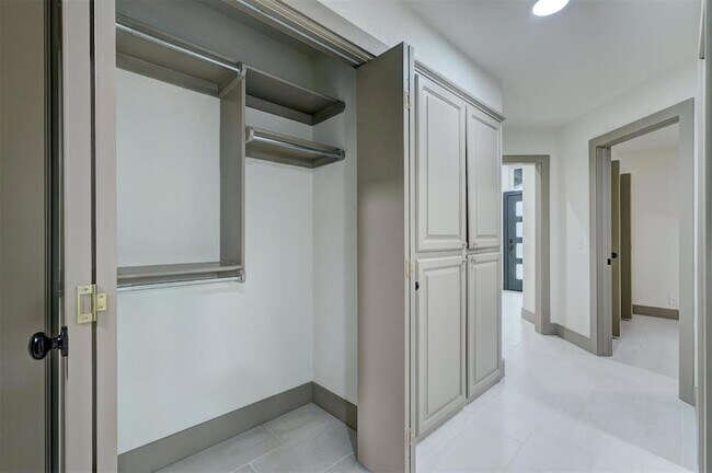 Building Photo - 3616 Burlington Dr