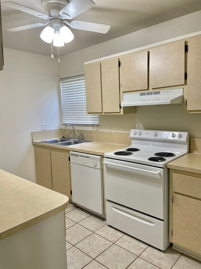 Building Photo - Location, location, location! 875 SF Unit-...