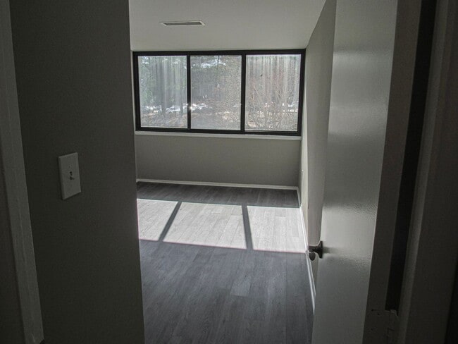 Building Photo - Bright and Modern 1 Bed 1 Bath Condo With ...