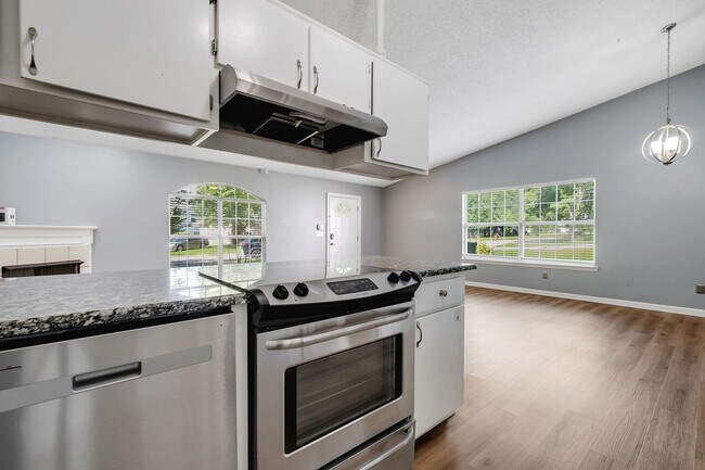 Building Photo - NE Tallahassee Townhome with Community Pool