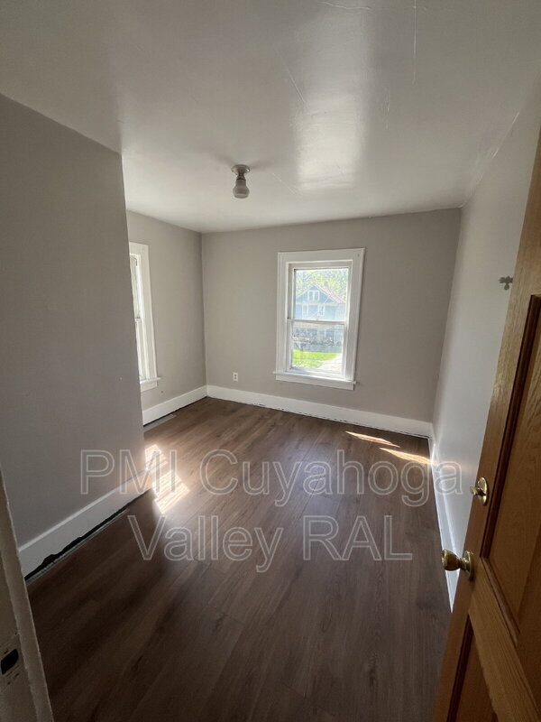 Building Photo - 523 Gage St