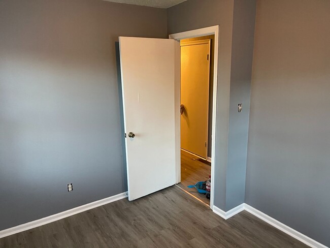 Building Photo - Renovated 3 Bed / 1 Bath Brick Ranch in Ea...