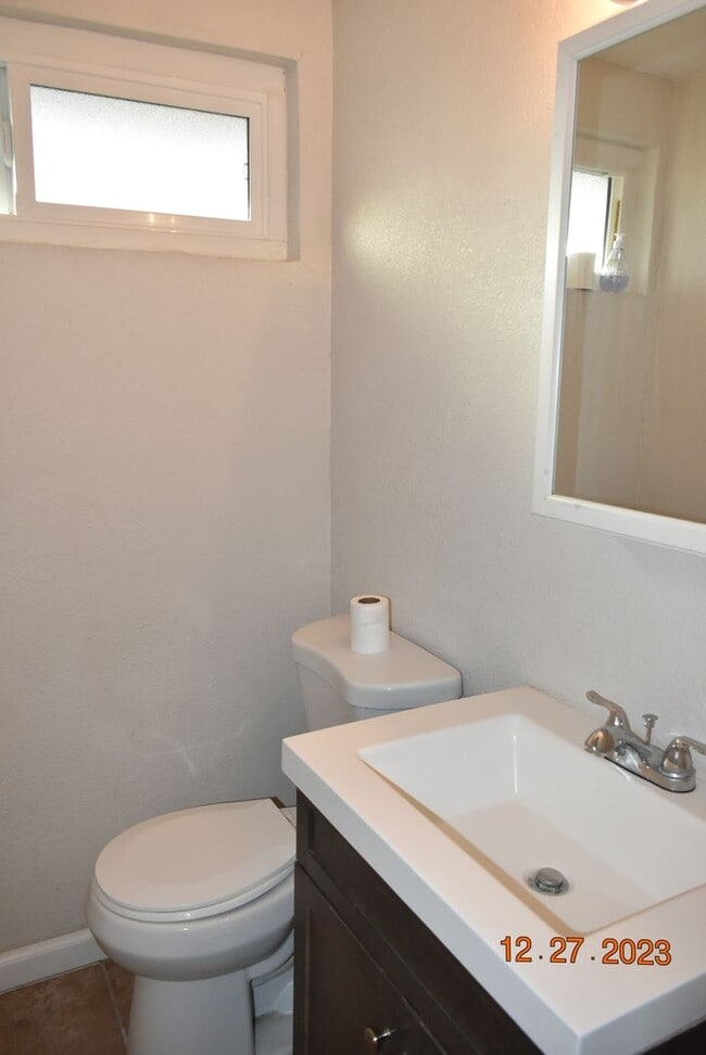 Building Photo - Modern Living in California City