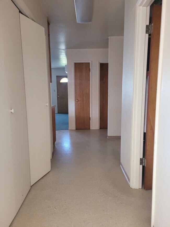 Building Photo - Large 3 Bedroom, 2 Bath Home