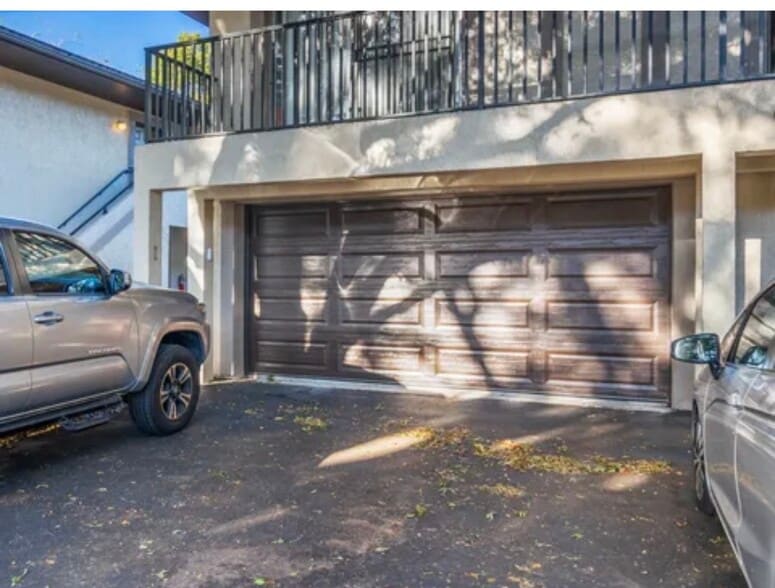 Garage 1 car parking - 2925 Lichen Ln