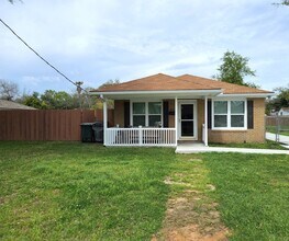 Building Photo - Adorable Cottage Rental