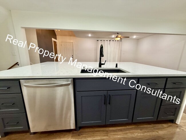 Building Photo - Spacious 4 Bedroom Home in Shawnee Mission!