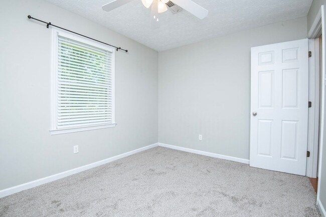 Building Photo - Knoxville 37922 - 3 bedroom, 2 bath with fenced-in yard - Call Susan Niedergeses (865) 300-4722
