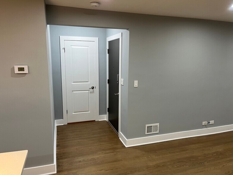 Building Photo - 8212 Kilpatrick Ave