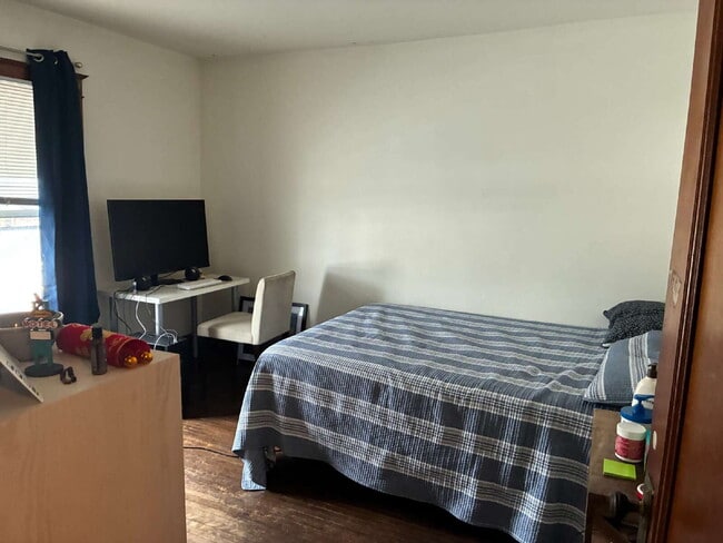 Building Photo - 4 Bed 2 Bath close to UWEC!