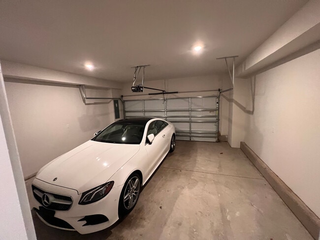 Building Photo - Room in Townhome on Memorial Pkwy