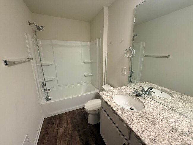 Building Photo - Lake Orion Townhome for Rent – 3 Bed, 2.1 Bath | 1,858 Sq Ft | $3,000/month