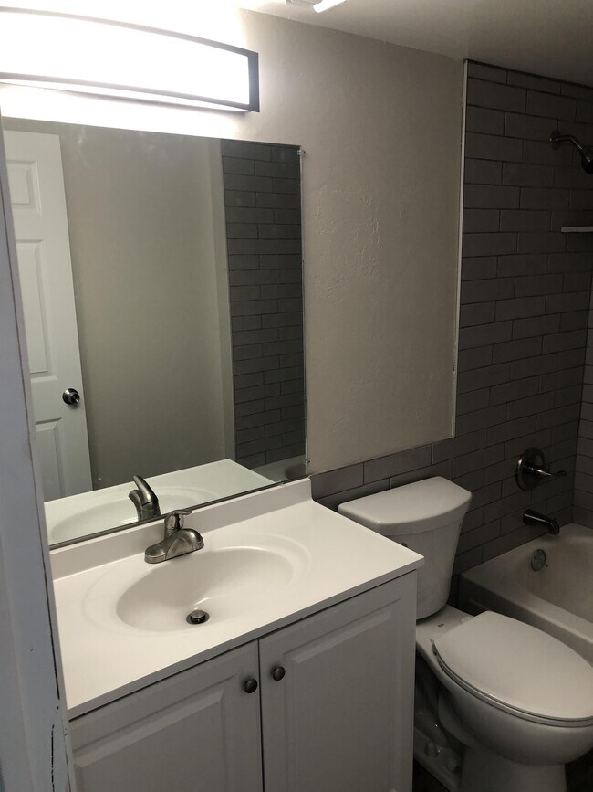 Building Photo - 2601 W Broadway Blvd