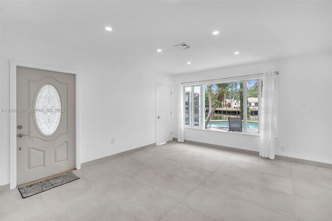 Building Photo - 2702 Scott St