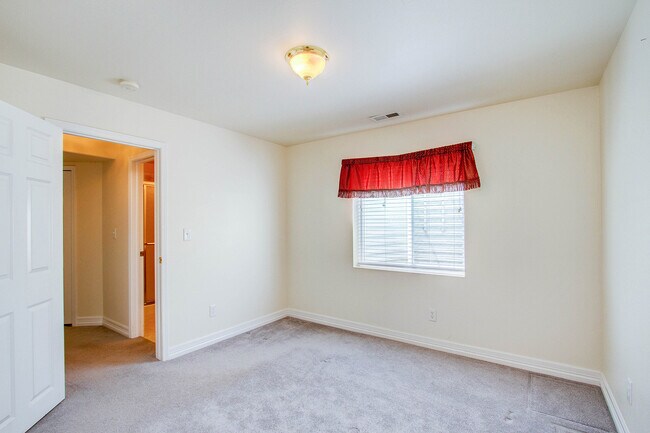 Building Photo - Impeccable 5 Bedroom Home with Mountain Views