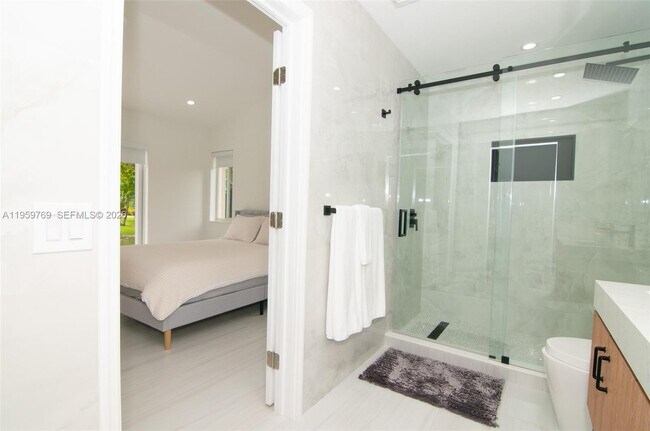 Building Photo - 4420 Dogwood Cir