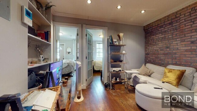 Building Photo - 422 E 9th St