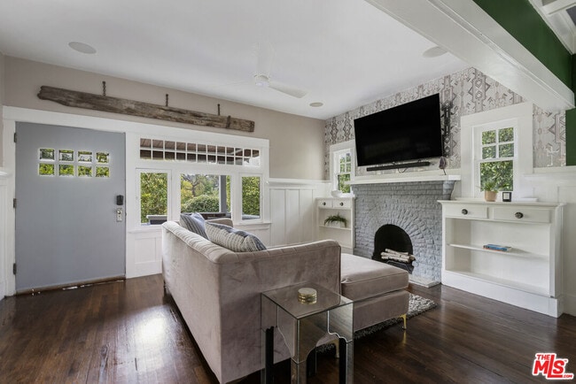 Building Photo - 201 S Ave 55