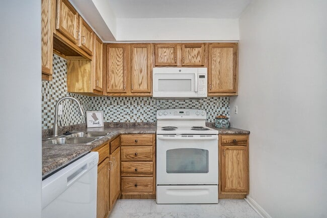 Building Photo - 5213 Clover Hill Dr